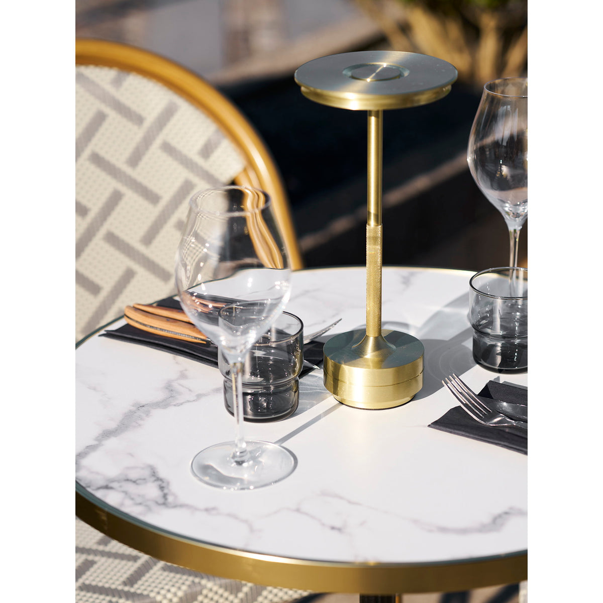 Bistrotisch – Bistrotisch, Marmor-Optik, weiß mit goldenem Rand, schwarze Beine, Gusseisen ø60x73 cm
