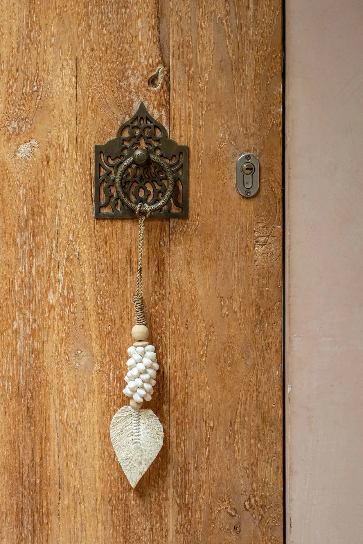 The Leaf &amp; Shell Tassel - White