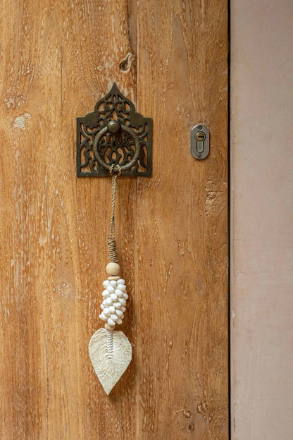 The Leaf &amp; Shell Tassel - White