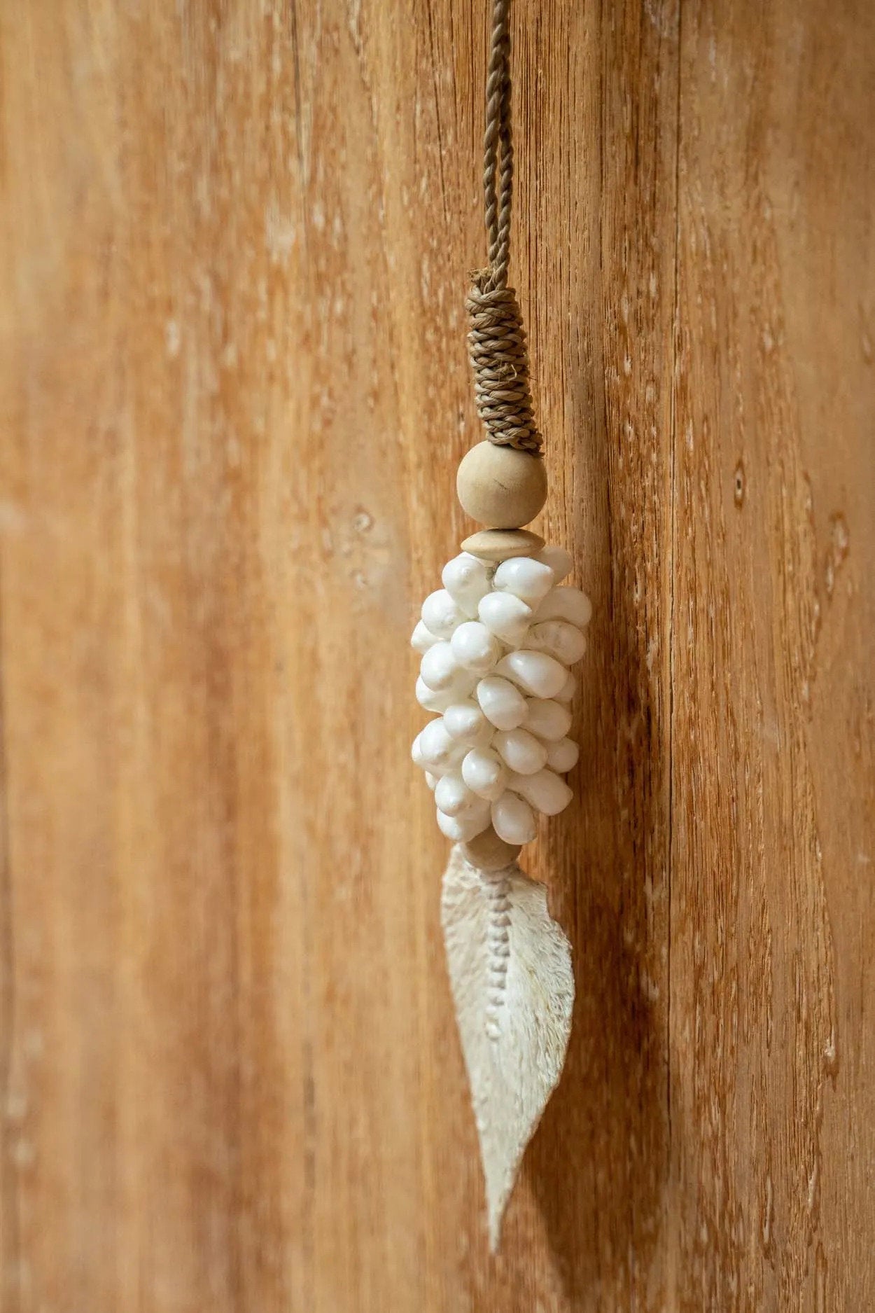 The Leaf &amp; Shell Tassel - White