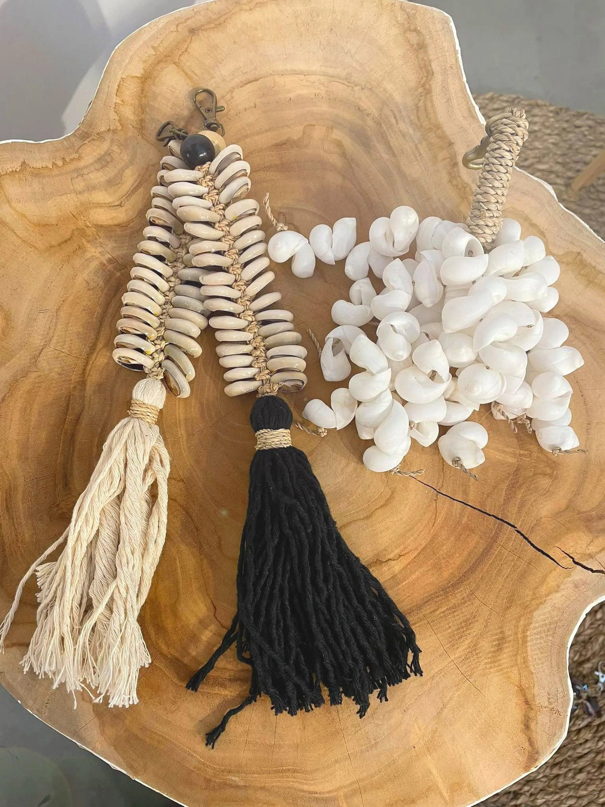 Sleutelhanger Macramé Fishbone – katoen en schelp, zwart, 25 cm