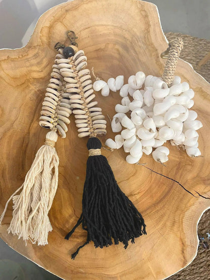 Sleutelhanger Macramé Fishbone – katoen en schelp, zwart, 25 cm