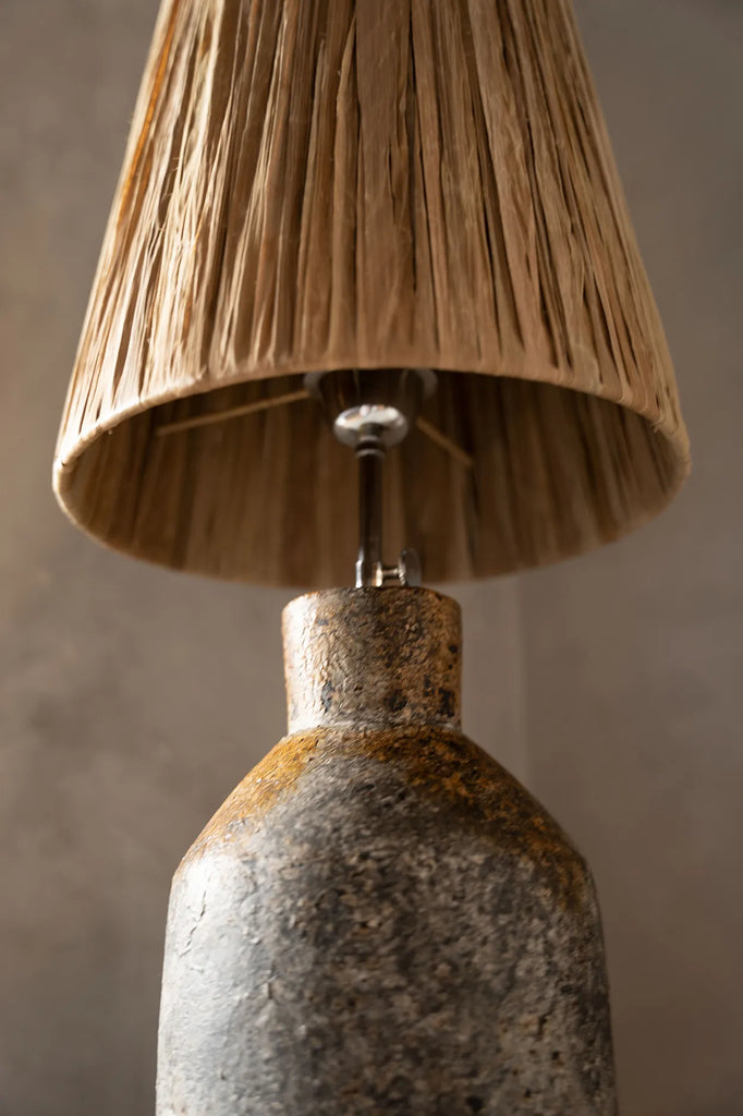 Die Ithaka Tischlampe - Antik Grau Natur