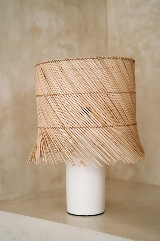 Die Rattan-Tischlampe - Weiß Natur