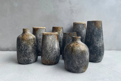 Die hinterhältige Vase – Antikgrau – S