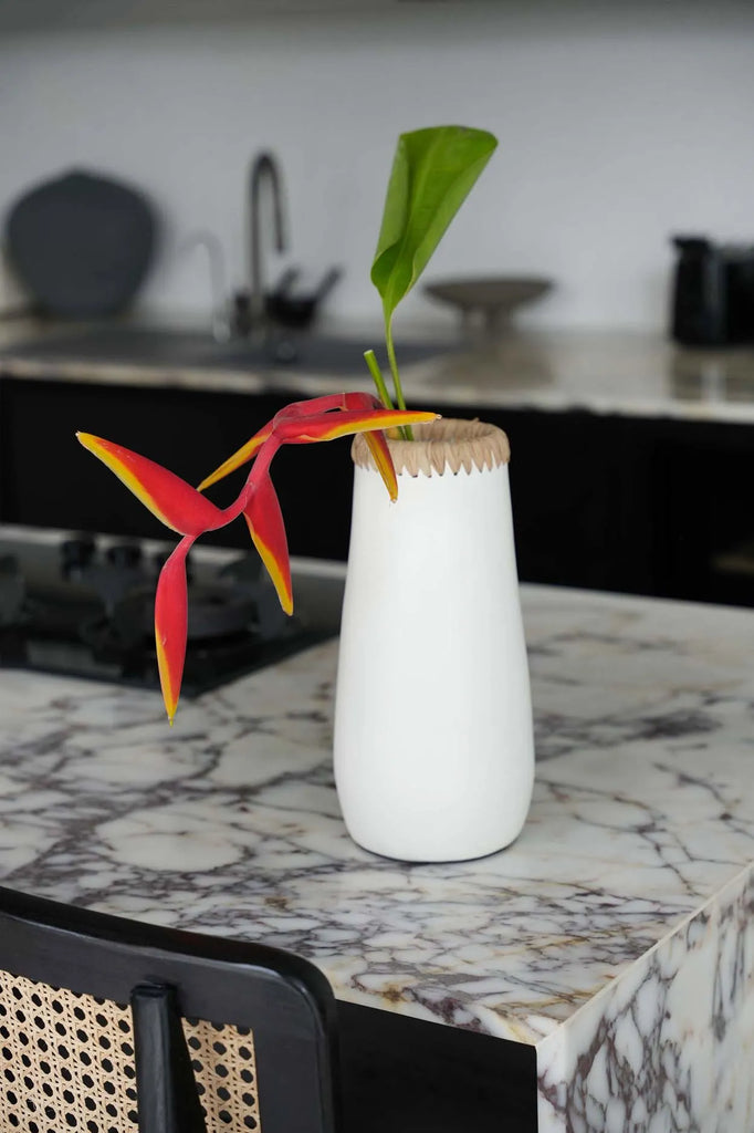 Die hinterhältige Vase – Weiß Natur – L
