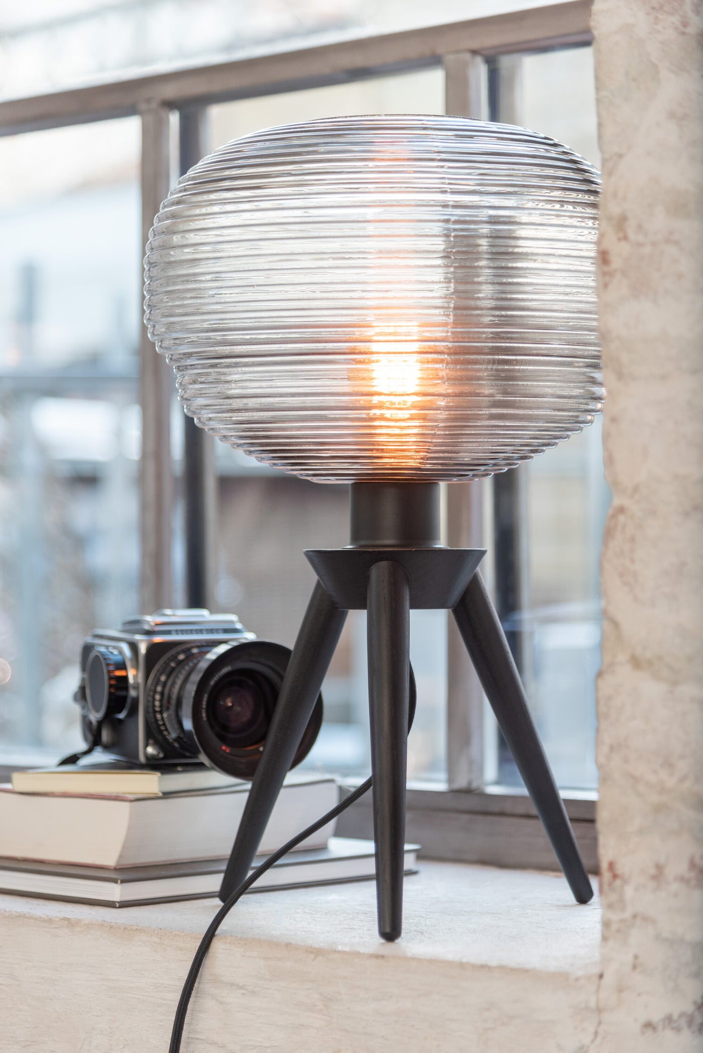 TABLE LAMP TERI TRIPOD GLASS/WOOD GRAY/BLACK